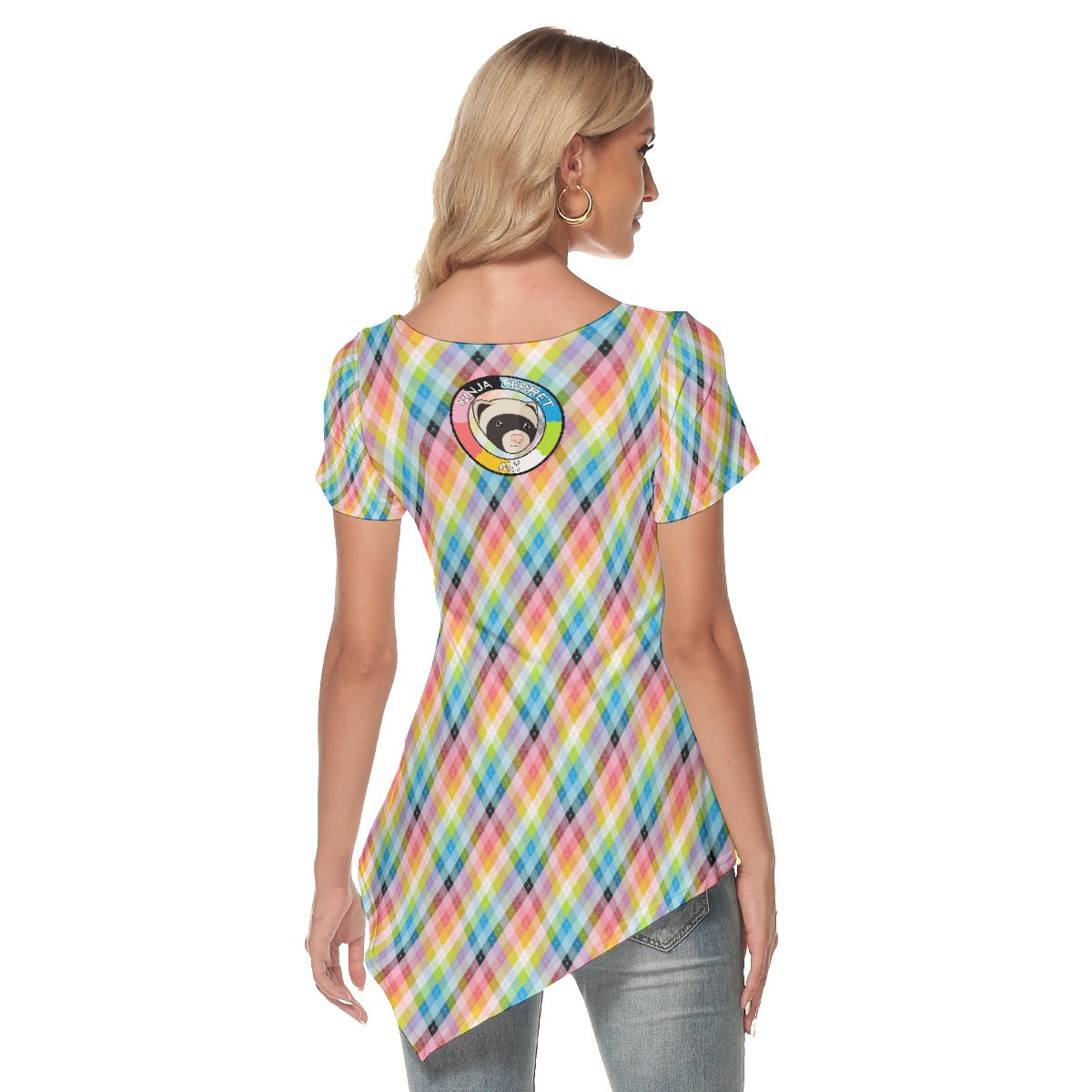 Camiseta Queer Argyle con dobladillo asimétrico